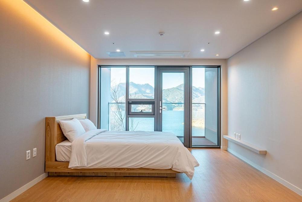 Отель Jecheon The Shine Cheongpung Номер фото
