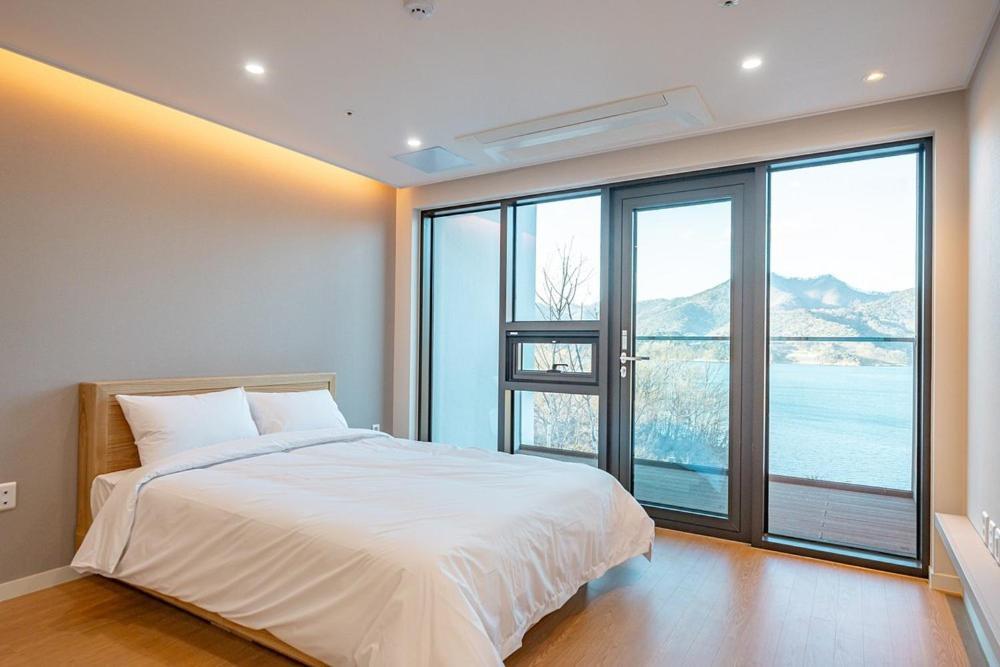 Отель Jecheon The Shine Cheongpung Номер фото